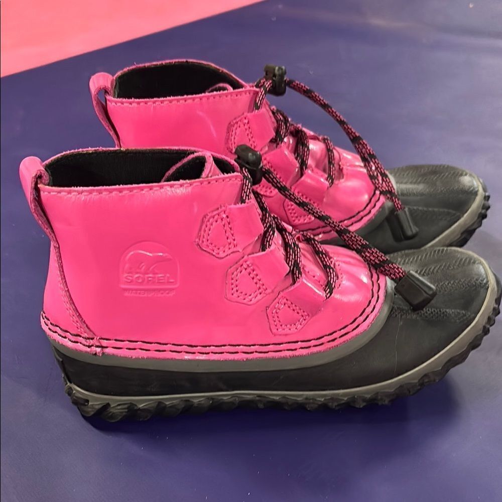 Sorel Hot Pink and Black Lace-Up Rain & Snow Boots with Treaded Sole